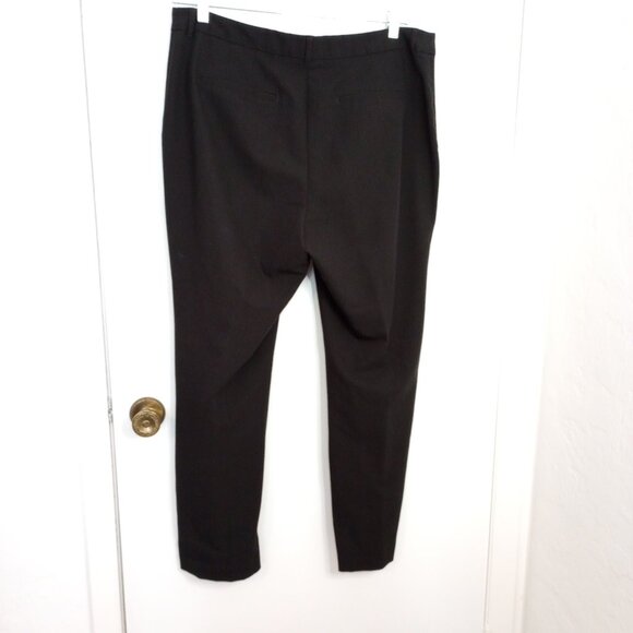 Chico's Black Classic Career Pants 2.5 Short - Picture 7 of 9
